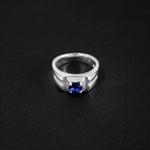 Anillo tipo sello en plata ley 925 certificada con circón azul