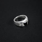 Anillo tipo sello en plata ley 925 certificada con circón negro