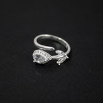Anillo ajustable con circones en forma de flor en plata ley 925