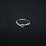 anillo en plata ley 925 certificada en Medellín Colombia con cristales de circón y ondas en infinito