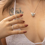 anillo en plata ley 925 certificada en Medellín Colombia con cristales de circón y ondas en infinito