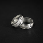 Argolla clásica para matrimonio con un diseño de aros y vides con textura diamantada en plata ley 925