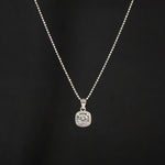 Collar cojín de circón y cadena delgada diamantada en plata ley 925