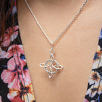 Collar con dije de nudo de bruja en plata ley 925 certificada y cadena de tejido chino