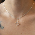 Collar con dije de nudo de bruja en plata ley 925 y cadena de tejido chino