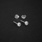 Topitos redondos con circón o cristal transparente en plata ley 925