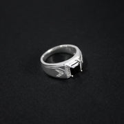 Anillo tipo sello en plata ley 925 certificada con circón negro 