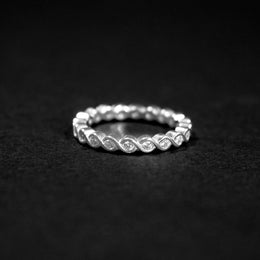 Anillo tipo churumbela con cristales de circón en plata ley 925