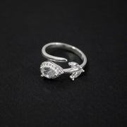 Anillo ajustable con circones en forma de flor en plata ley 925