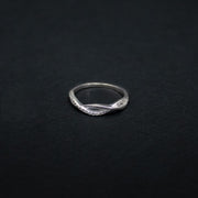 anillo en plata ley 925 certificada en Medellín Colombia con cristales de circón y ondas en infinito