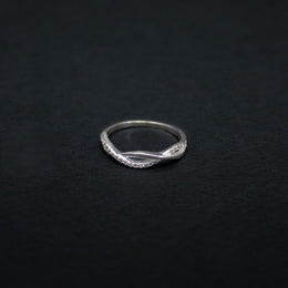 anillo en plata ley 925 certificada en Medellín Colombia con cristales de circón y ondas en infinito