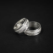 Argolla clásica para matrimonio con un diseño de aros y vides con textura diamantada en plata ley 925