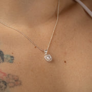 Collar cojín de circón y cadena delgada diamantada en plata ley 925