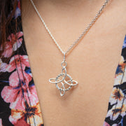 Collar con dije de nudo de bruja en plata ley 925 certificada y cadena de tejido chino