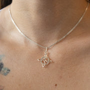 Collar con dije de nudo de bruja en plata ley 925 y cadena de tejido chino