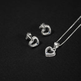 Conjunto de collar y topitos de corazón con cristales de circón en plata ley 925