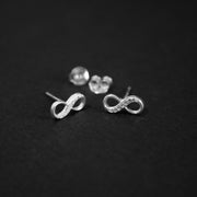 Topitos con forma del símbolo infinito de 1 cm en plata ley 925 certificada con circones