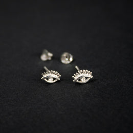 Topitos con forma de ojo en plata ley 925